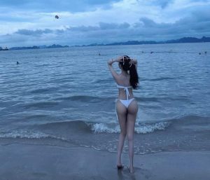 Ảnh gái mặc bikini lọt khe