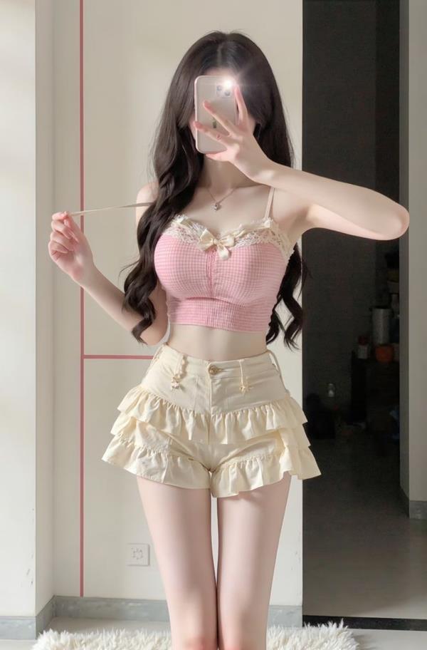 Ảnh gái mặc áo 2 dây